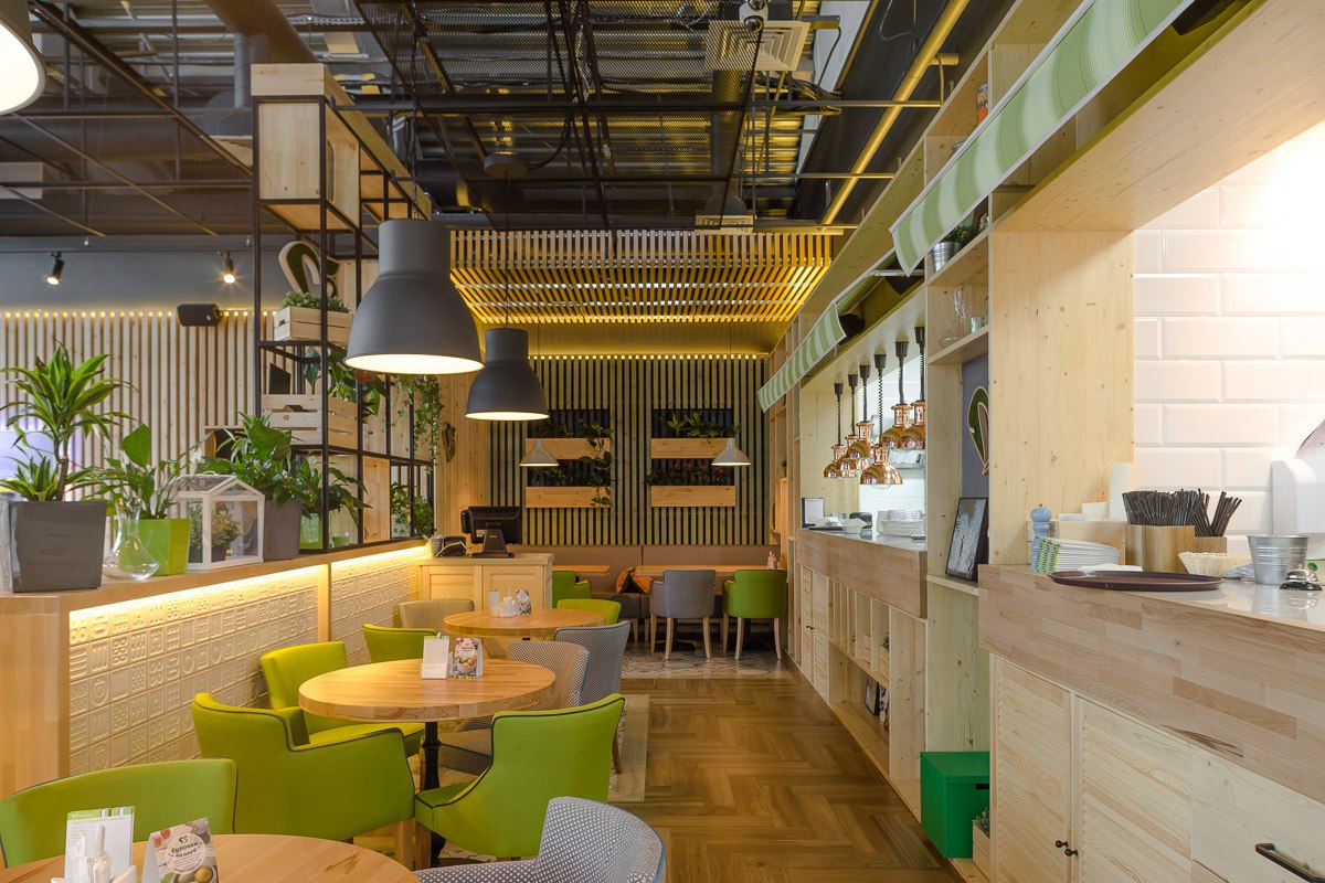 Ресторан расположен на втором этаже торгово-развлекательного комплекса «Французский бульвар» у метро «Ленинский проспект». В ресторане есть детская комната.